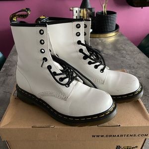 DR. MARTENS 1460 WHITE BOOTS SIZE 8